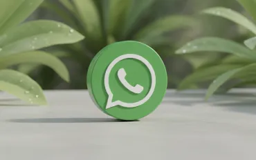WhatsApp rivoluziona l'interfaccia iPhone: ecco il nuovo design Liquid Glass