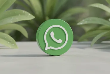 WhatsApp rivoluziona l'interfaccia iPhone: ecco il nuovo design Liquid Glass