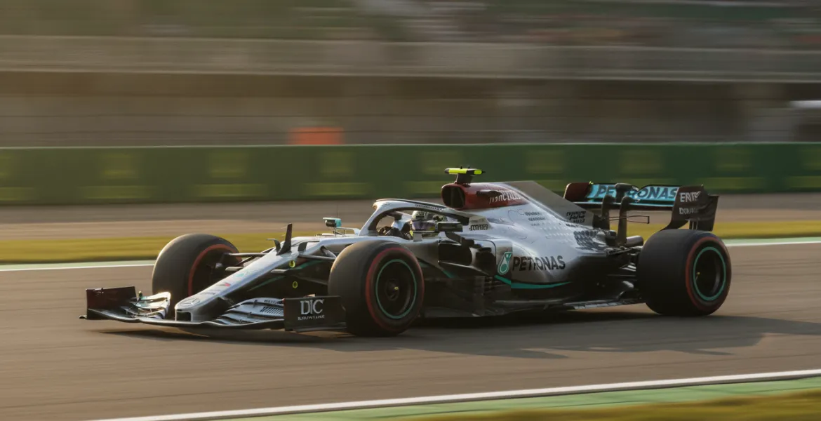 Spielberg 2026: Russell si prende la Pole, Verstappen a muro e Ferrari in agguato