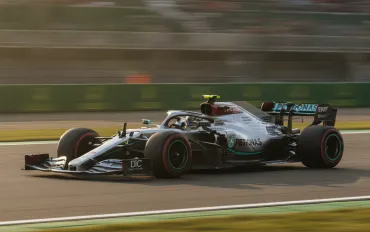 Spielberg 2026: Russell si prende la Pole, Verstappen a muro e Ferrari in agguato