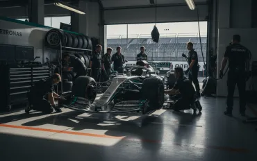 Russell brilla nelle qualifiche e spegne le polemiche: Mercedes pronta alla sfida con Ferrari e Verstappen