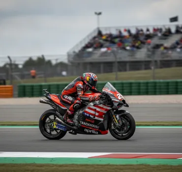 Dominio Trackhouse ad Assen: Raul Fernandez vince la Sprint