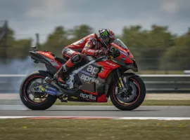 MotoGP, sospiro di sollievo per Bezzecchi: dimesso dopo il terribile schianto ad Assen