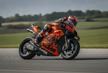 Pedro Acosta shock ad Assen: ritiro immediato e operazione d'urgenza al braccio