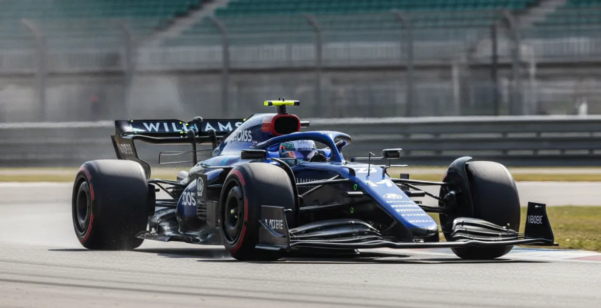 Williams nel baratro, l'ira di Carlos Sainz: Niente passo e zero affidabilità