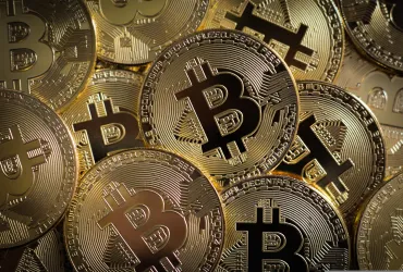 Donald Trump: l'impero delle criptovalute supera il mattone tra profitti record e polemiche