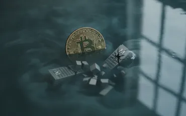 Bitcoin sprofonda ai minimi: l'incertezza della Fed e il caso MicroStrategy scuotono i mercati