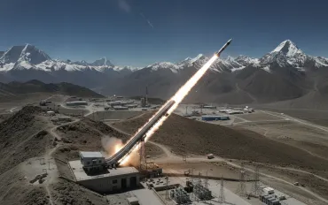 La Cina riscrive le regole dello spazio: lanci orbitali con catapulta elettromagnetica dal Tibet