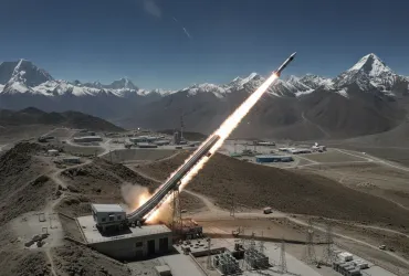 La Cina riscrive le regole dello spazio: lanci orbitali con catapulta elettromagnetica dal Tibet