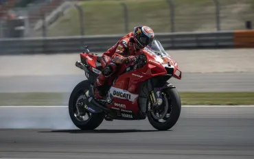 Bulega domina la Race of Champions: festa totale per il Centenario Ducati a Misano