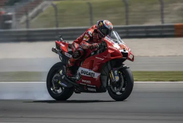 Bulega domina la Race of Champions: festa totale per il Centenario Ducati a Misano