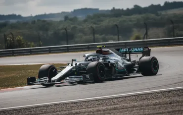 Kimi Antonelli e l'impresa di Silverstone: guida la Mercedes W17 oltre il limite tecnico