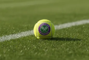 Wimbledon 2026: Djokovic infinito supera Auger-Aliassime in 5 ore, ora la super sfida con Sinner