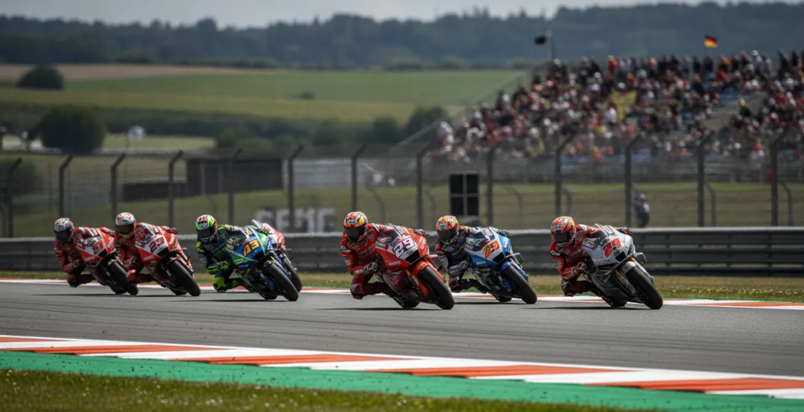 Marc Marquez imperatore al Sachsenring: tripletta Ducati nella Sprint