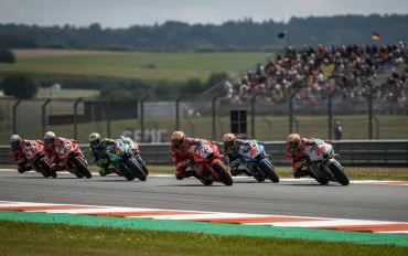 Marc Marquez imperatore al Sachsenring: tripletta Ducati nella Sprint