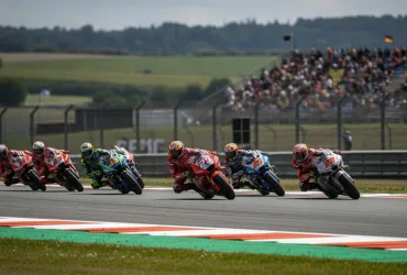 Marc Marquez imperatore al Sachsenring: tripletta Ducati nella Sprint