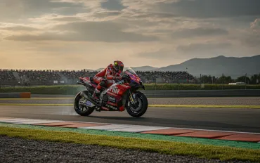MotoGP, dramma Bezzecchi al Sachsenring: frattura alla clavicola e operazione immediata