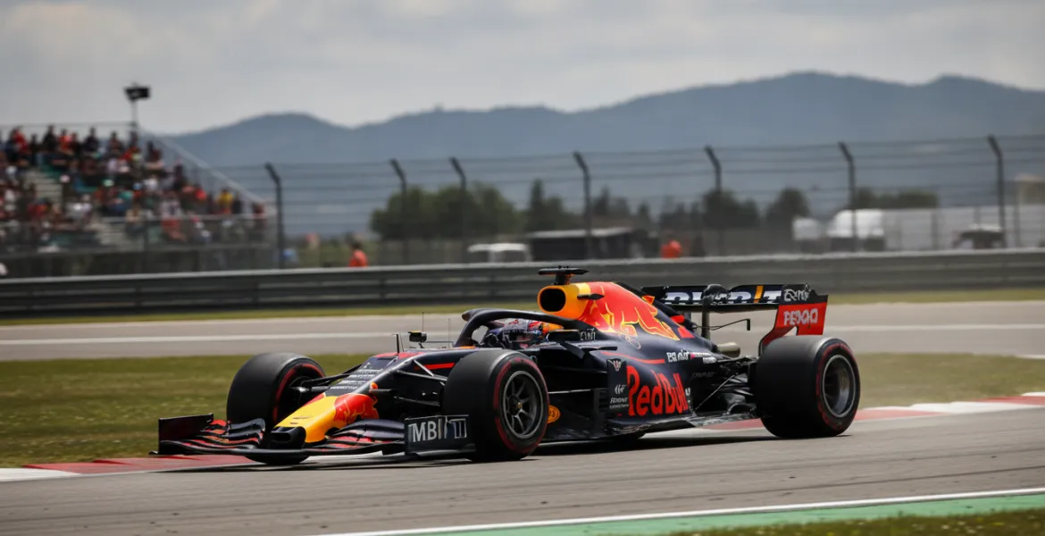 GP Belgio, Verstappen vola a Spa ma la Ferrari è in agguato: Hamilton e Leclerc inseguono
