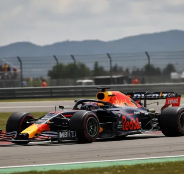 GP Belgio, Verstappen vola a Spa ma la Ferrari è in agguato: Hamilton e Leclerc inseguono