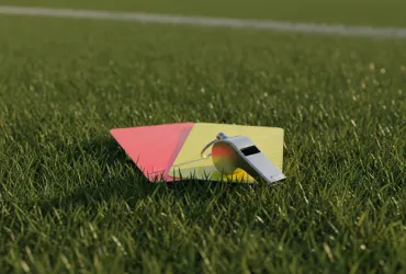 Federico La Penna premiato miglior arbitro: esplode la bufera per il rosso in Inter-Juve