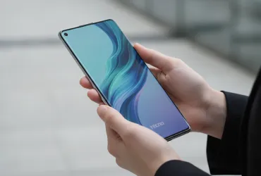 Tecno rompe i confini: ecco il primo smartphone con display a zero millimetri