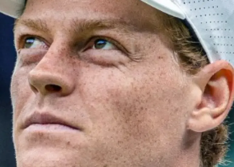 Sinner e l'incognita US Open: il ginocchio frena il numero uno