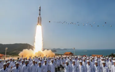 La Cina accelera sulla rete internet globale: lanciati nuovi satelliti con il Lunga Marcia 8A
