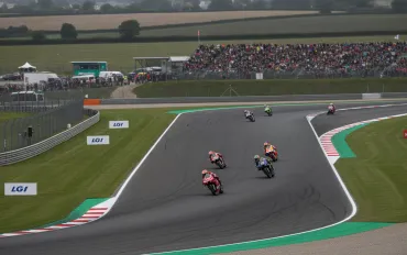 Raul Fernandez imprendibile a Silverstone: Storica tripletta Aprilia e rientro da sogno per Bezzecchi