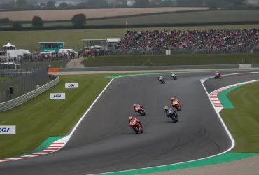 Raul Fernandez imprendibile a Silverstone: Storica tripletta Aprilia e rientro da sogno per Bezzecchi