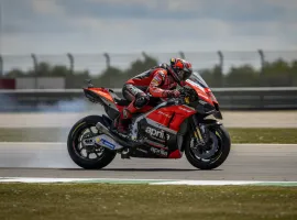 Aprilia Domina Silverstone 2026: Raul Fernandez Vince, Bezzecchi Eroico