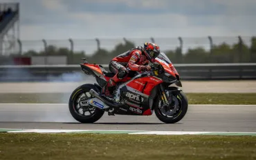 Aprilia Domina Silverstone 2026: Raul Fernandez Vince, Bezzecchi Eroico