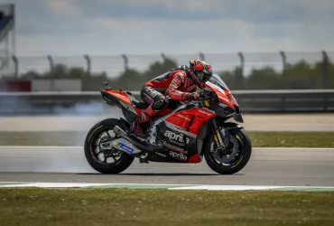 Aprilia Domina Silverstone 2026: Raul Fernandez Vince, Bezzecchi Eroico