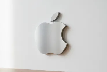 iPhone 20: smentite le voci di cancellazione, il modello del ventennale arriverà nel 2027