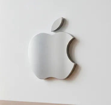 iPhone 20: smentite le voci di cancellazione, il modello del ventennale arriverà nel 2027