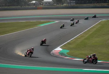 MotoGP 2027, sventato il taglio delle moto: nel box restano due prototipi