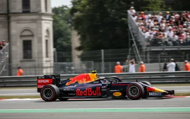 F1, Verstappen rinnova con Red Bull fino al 2030: “Ho pensato al ritiro, ma restare è la scelta giusta”