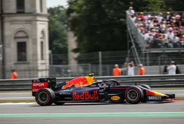 F1, Verstappen rinnova con Red Bull fino al 2030: “Ho pensato al ritiro, ma restare è la scelta giusta”