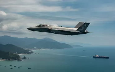 Alta tensione nei cieli dello Stretto: un aereo USA sorvola Taiwan prima del summit tra Xi e Trump