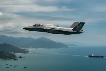 Alta tensione nei cieli dello Stretto: un aereo USA sorvola Taiwan prima del summit tra Xi e Trump