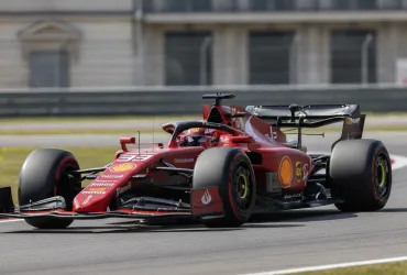 Tensioni in Ferrari: Hamilton accusa il muretto e Leclerc punta tutto sul riscatto a Monza