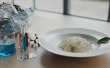 Plastica nel piatto: la rivoluzione biochimica che trasforma i rifiuti in nutrienti