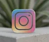 Instagram dichiara guerra ai finti influencer: arriva la stretta sui profili IA