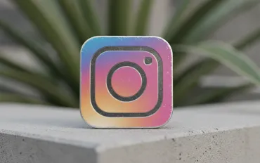 Instagram dichiara guerra ai finti influencer: arriva la stretta sui profili IA