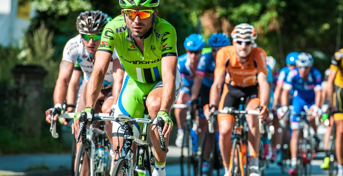 Mads Pedersen conquista la Maglia Rosa al Giro d'Italia 2025