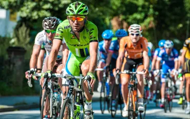 Mads Pedersen conquista la Maglia Rosa al Giro d'Italia 2025