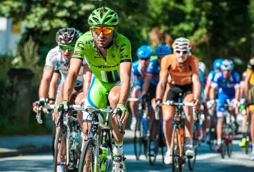 Mads Pedersen conquista la Maglia Rosa al Giro d'Italia 2025