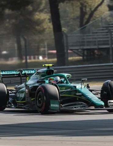 Aston Martin guarda al futuro: stop agli sviluppi AMR26 per puntare tutto sul 2027