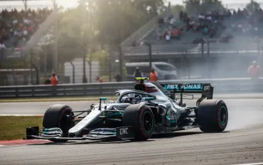 Mercedes imperiale a Monza: la strategia controcorrente della W17 trionfa nel Tempio della Velocità
