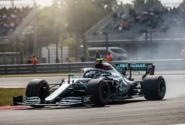 Mercedes imperiale a Monza: la strategia controcorrente della W17 trionfa nel Tempio della Velocità