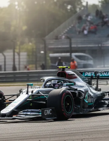 Mercedes imperiale a Monza: la strategia controcorrente della W17 trionfa nel Tempio della Velocità